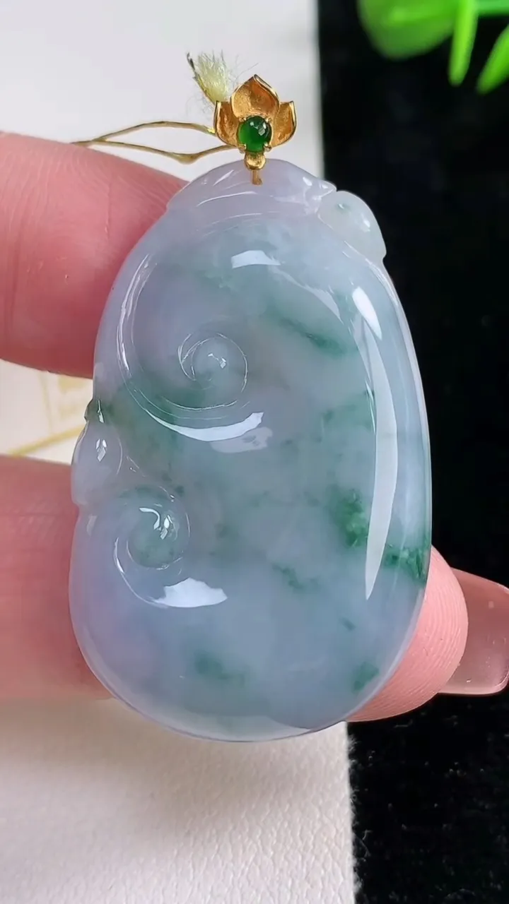 天然A货翡翠18K金紫罗兰飘花如意吊坠，尺寸40.4-25.2-5.7，重量:10.97g
12月1