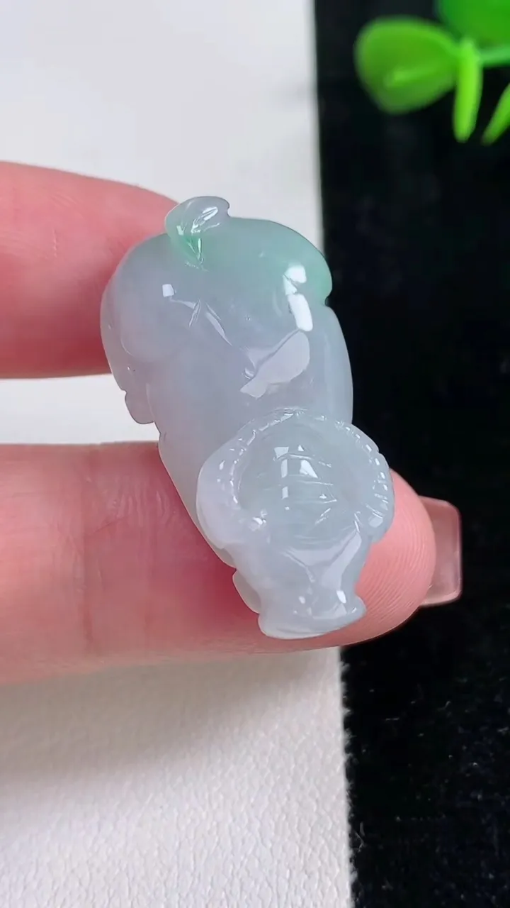 天然A货翡翠生肖牛吊坠，尺寸31.8-16.7-8.8，重量:10.05g
12月15日