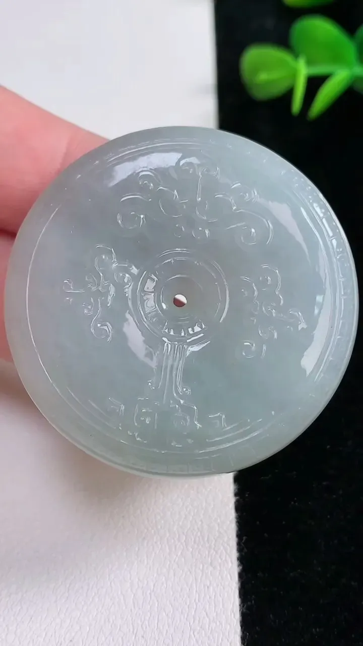 天然A货翡翠复古平安扣吊坠，尺寸44-9.4，重量:41.88g
12月15日