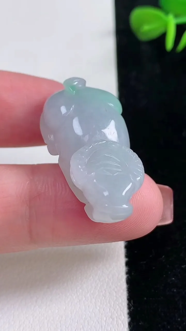 天然A货翡翠生肖牛吊坠，尺寸31.8-16.7-8.8，重量:10.05g
12月15日