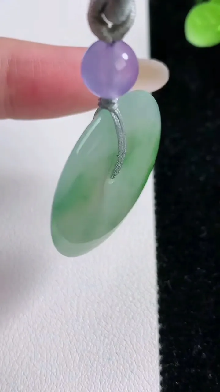 天然A货翡翠平安扣吊坠，尺寸32-4.5，重:8.83g
12月15日