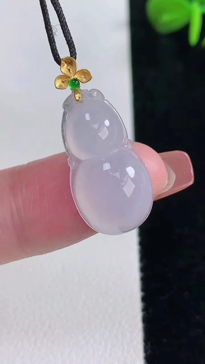 天然A货翡翠种白冰葫芦吊坠，尺寸21.8-12-5.8，重量:2.45g
12月15日