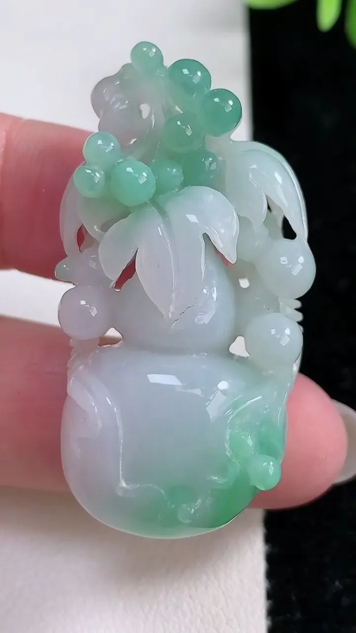 天然A货翡翠葫芦吊坠，尺寸48-25-13.5，重:23.88g
12月15日