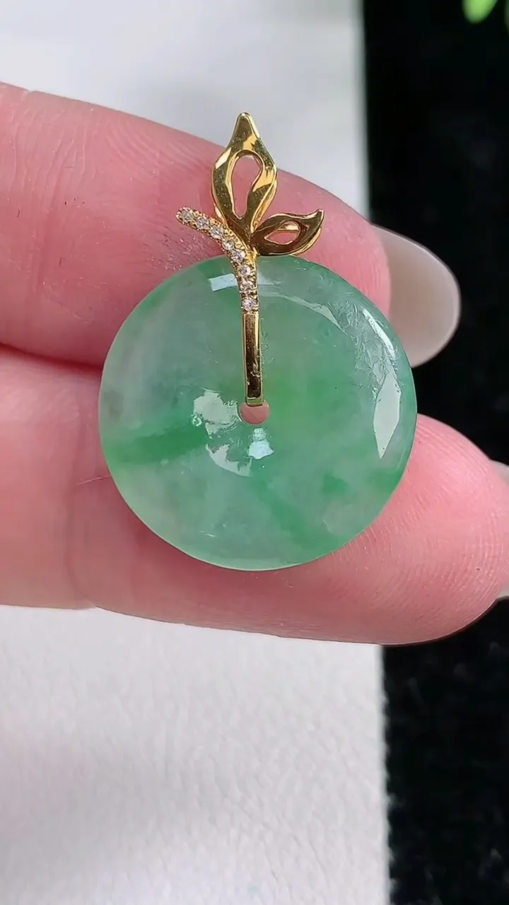 天然A货翡翠平安扣吊坠，尺寸19.1-4.7，重:3.25g
12月15日