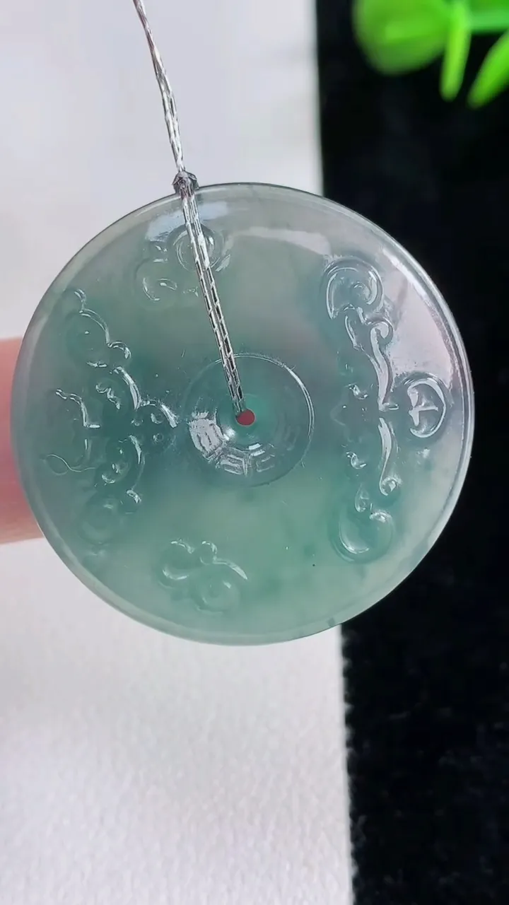 天然A货翡翠蓝水复古平安扣吊坠，尺寸30.6-4.4，重量:9.30g
12月15日