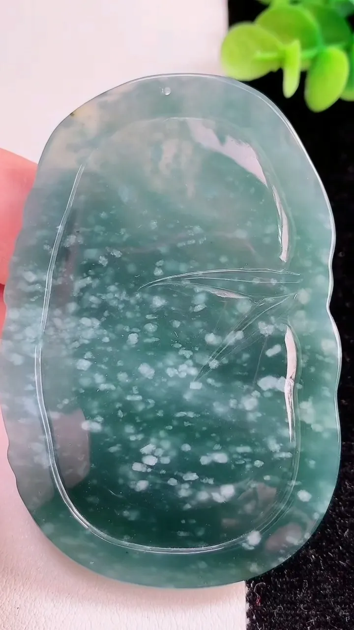 天然A货翡翠龙牌吊坠，尺寸70.8-47.5-8.3，重:51.39g
12月15日