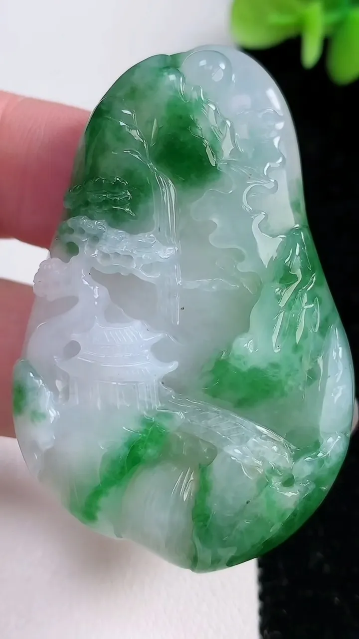 天然A货翡翠山水牌吊坠，尺寸56.2-36.7-9，重:33.69g
12月15日