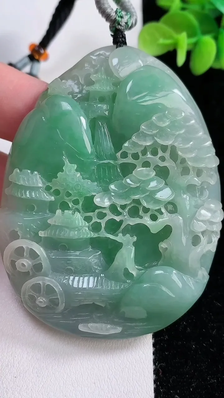 天然A货翡翠吊坠，尺寸61.5-39-8.8，重:33.78g
12月15日