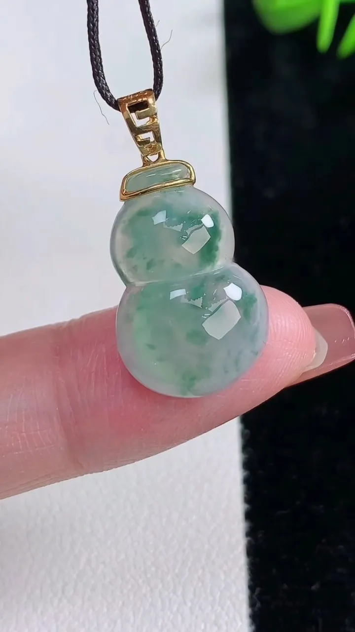 天然A货翡翠种飘花葫芦吊坠，尺寸20.2-13.8-4.6，重量:2.24g
12月16日