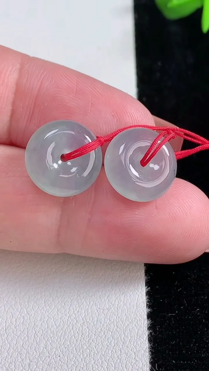 天然A货翡翠冰种飘花平安扣吊坠一对，尺寸12.6-5，重量:3.50g
12月15日