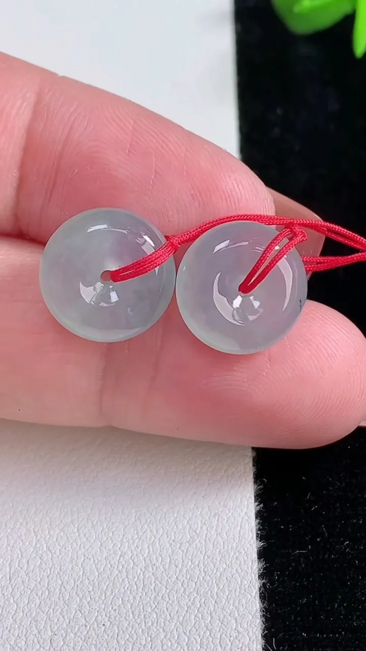 天然A货翡翠冰种飘花平安扣吊坠一对，尺寸12.6-5，重量:3.50g
12月15日