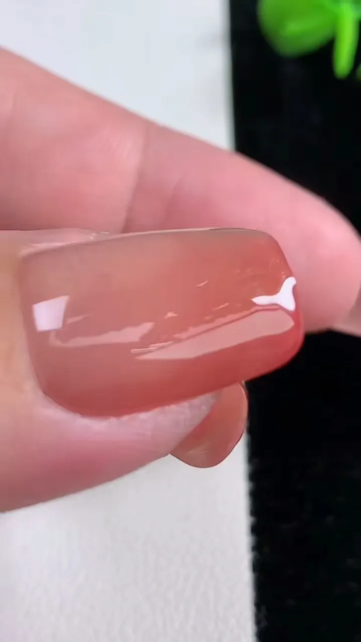 天然A货翡翠种白冰平安锁吊坠，尺寸17.4-23-3.3，重量:2.65g
12月15日