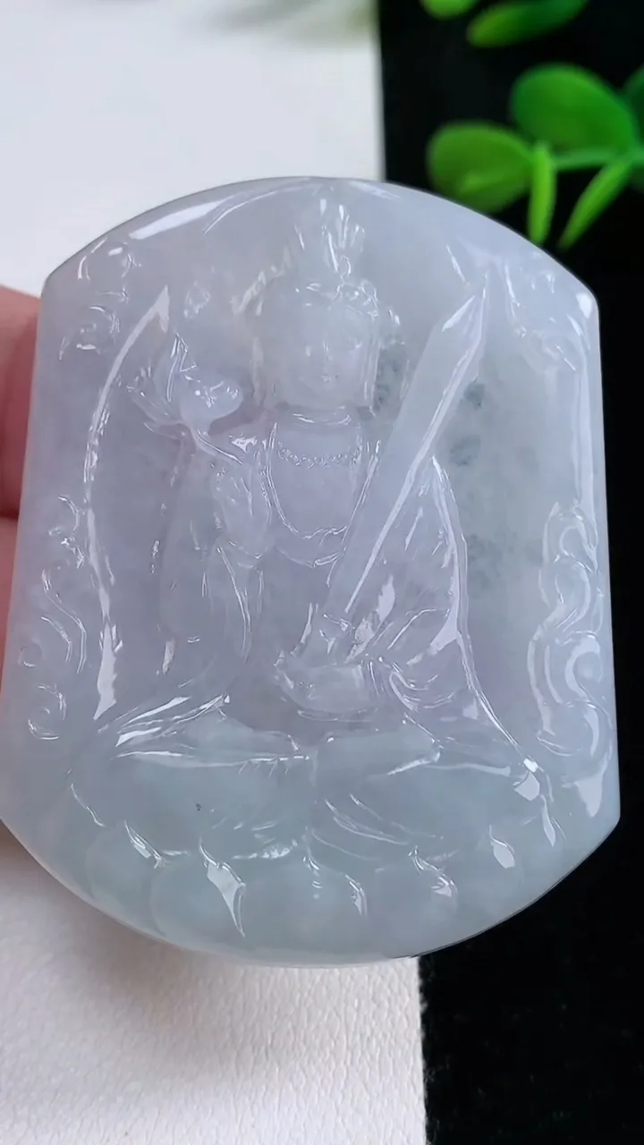 天然A货翡翠虚空藏菩萨吊坠，尺寸54.4-42.5-4.5，重量:26.12g
12月15日