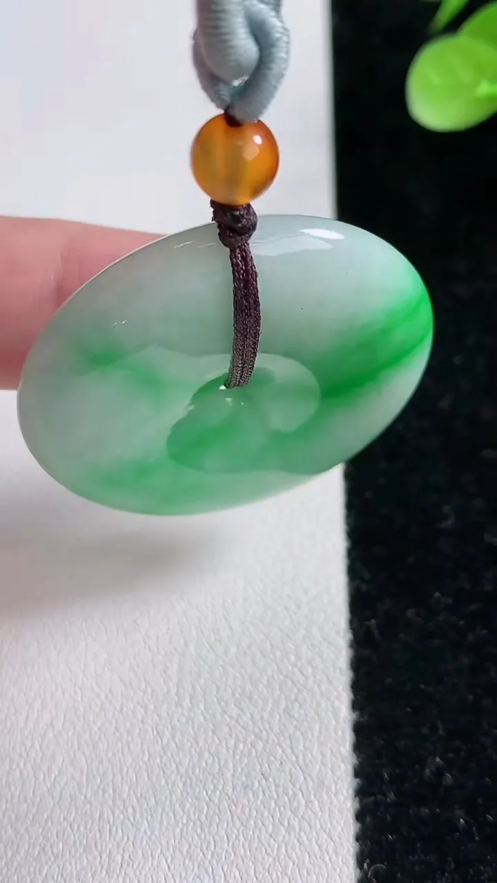 天然A货翡翠平安扣吊坠，尺寸38-8.2，重:24.17g
12月15日