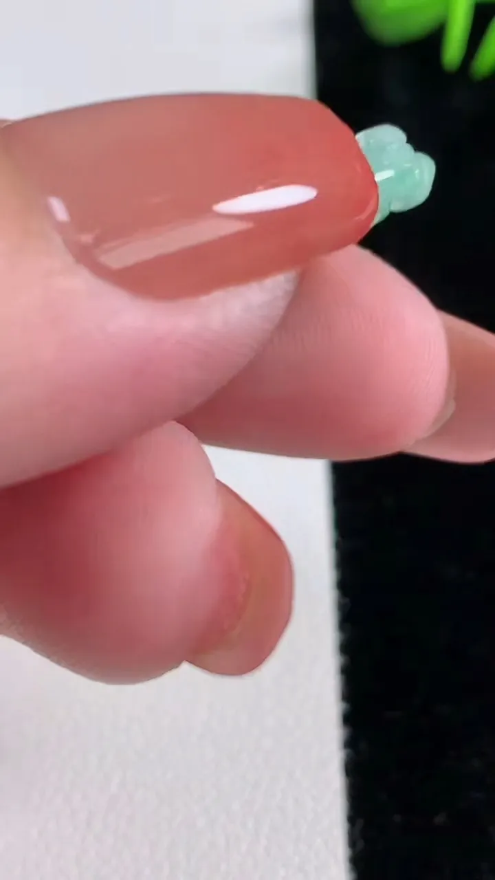 天然A货翡翠葫芦吊坠，尺寸38.7-18.6-5.7，重量:7.51g
12月15日