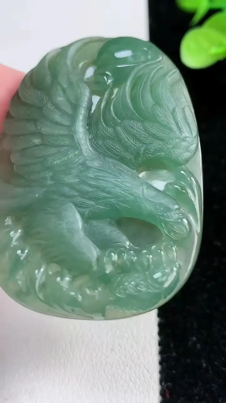 天然A货翡翠大鹏展翅吊坠，尺寸55.5-40-8.3，重:40.21g
12月15日