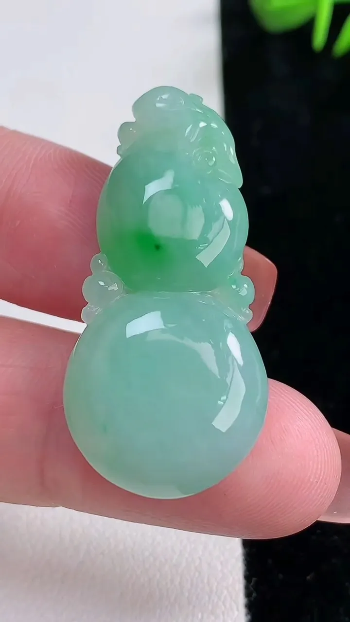 天然A货翡翠葫芦吊坠，尺寸38.7-18.6-5.7，重量:7.51g
12月15日