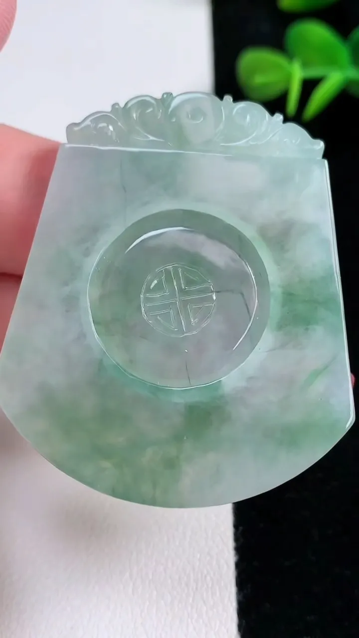 天然A货翡翠复古无事牌吊坠，尺寸49-41.7-4，重量:20.33g
12月15日