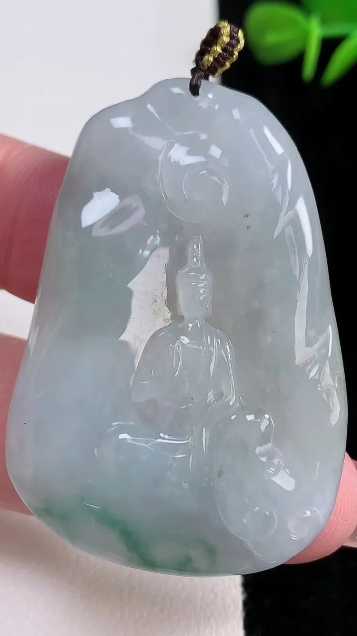 天然A货翡翠飘花观音菩萨吊坠，尺寸49.3-34-5，重量:20.91g
12月15日