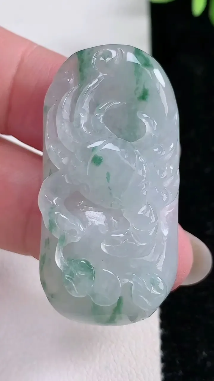 天然A货翡翠飘花富甲一方吊坠，尺寸44-21.8-9，重:16.70g
12月15日