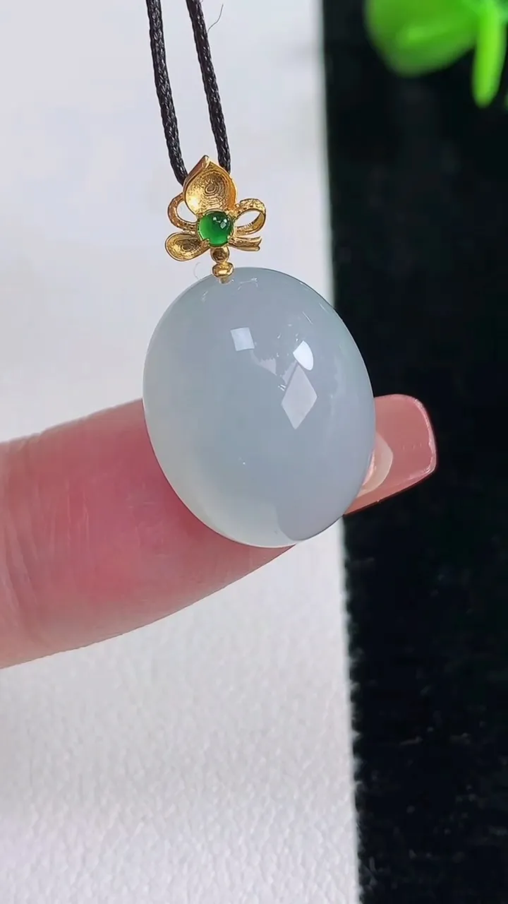 天然A货翡翠蛋面吊坠，尺寸17.2-14-9.6，重量:3.91g
12月15日