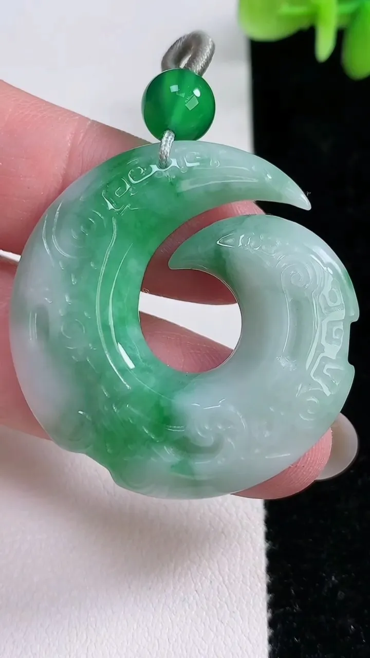 天然A货翡翠时来运转吊坠，尺寸38.6-4.3，重:10.24g
12月15日