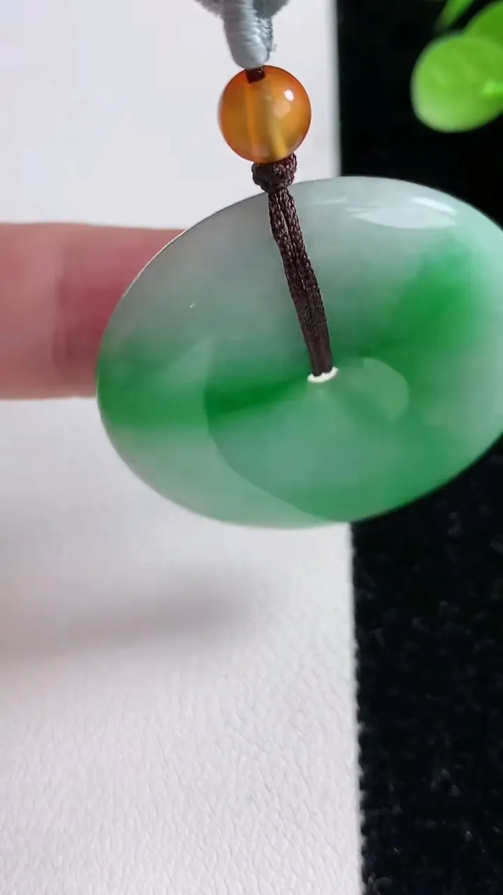 天然A货翡翠平安扣吊坠，尺寸38-8.2，重:24.17g
12月15日