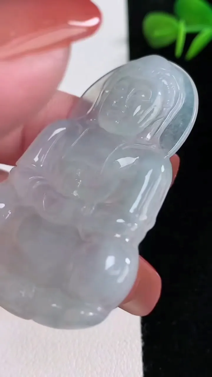 天然A货翡翠观音菩萨吊坠，尺寸52.2-35.5-4.6，重量:13.92g
12月15日