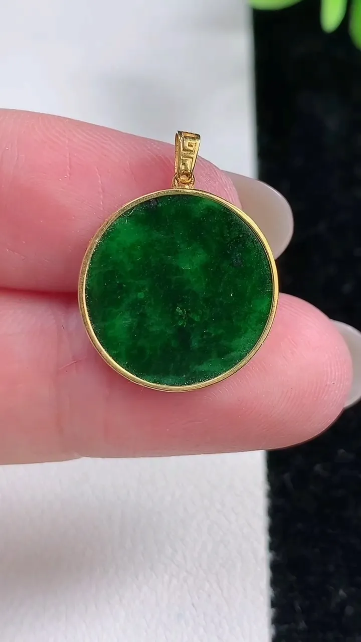 天然A货翡翠无事牌吊坠，尺寸17.5-1.5，重:1.25g
12月15日
