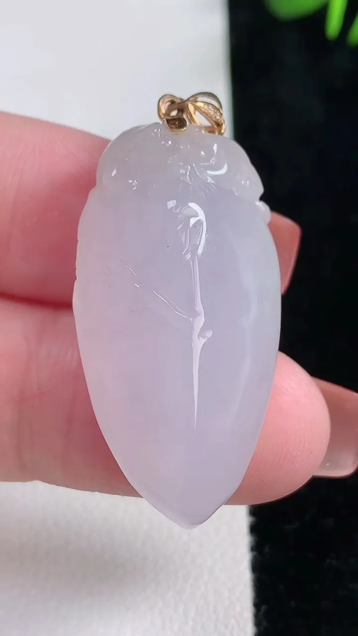 天然A货翡翠种白冰福瓜吊坠，尺寸34.7-18-10.8，重量:11.33g
12月15日