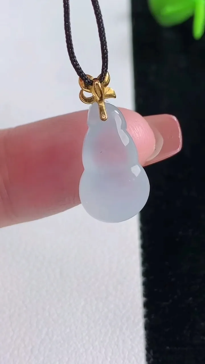 天然A货翡翠种白冰葫芦吊坠，尺寸17-10-6.4，重量:1.91g
12月15日