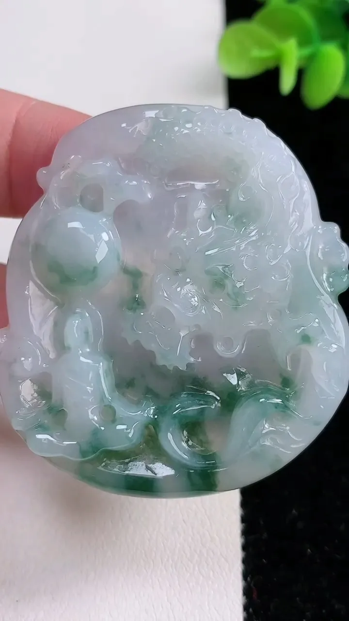 天然A货翡翠飘花龙牌吊坠，尺寸51-42-6.3，重:22.11g
12月15日