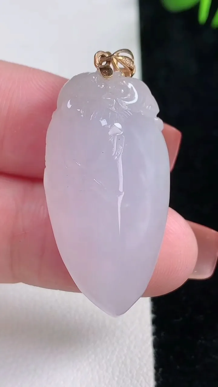 天然A货翡翠种白冰福瓜吊坠，尺寸34.7-18-10.8，重量:11.33g
12月15日