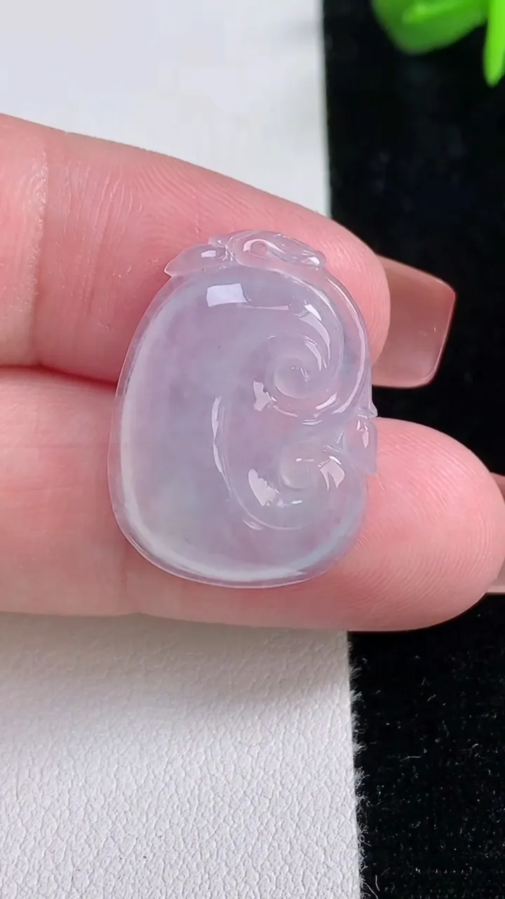 天然A货翡翠冰种紫罗兰如意吊坠，尺寸24.4-18.4-4，重量:3.56g
12月15日