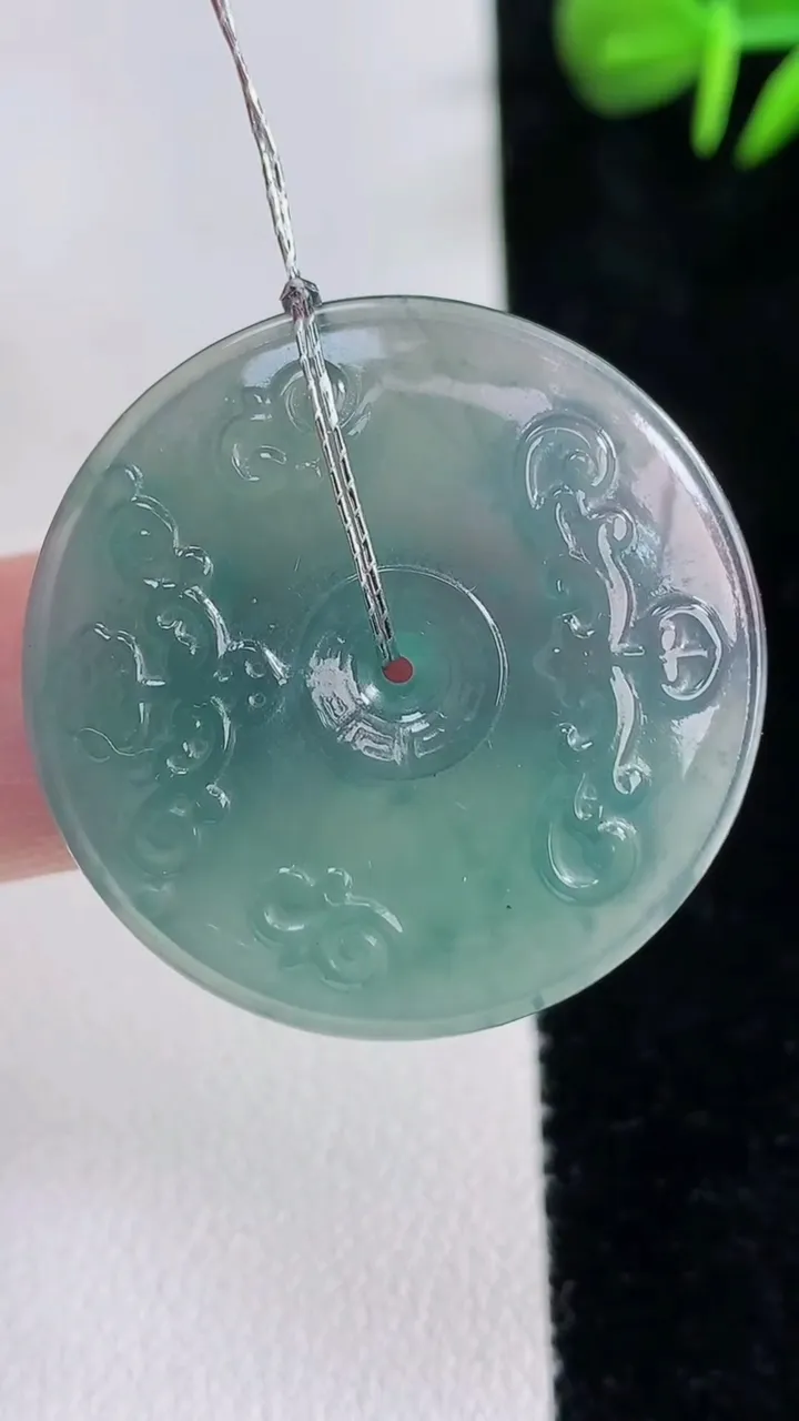 天然A货翡翠蓝水复古平安扣吊坠，尺寸30.6-4.4，重量:9.30g
12月15日