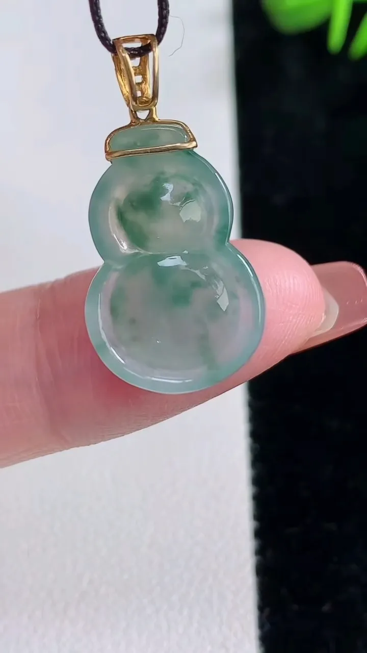 天然A货翡翠种飘花葫芦吊坠，尺寸20.2-13.8-4.6，重量:2.24g
12月16日