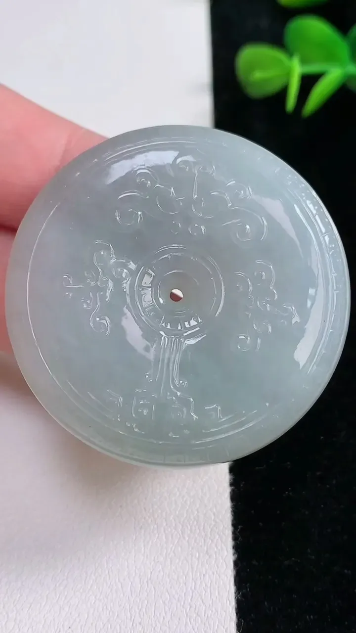 天然A货翡翠复古平安扣吊坠，尺寸44-9.4，重量:41.88g
12月15日