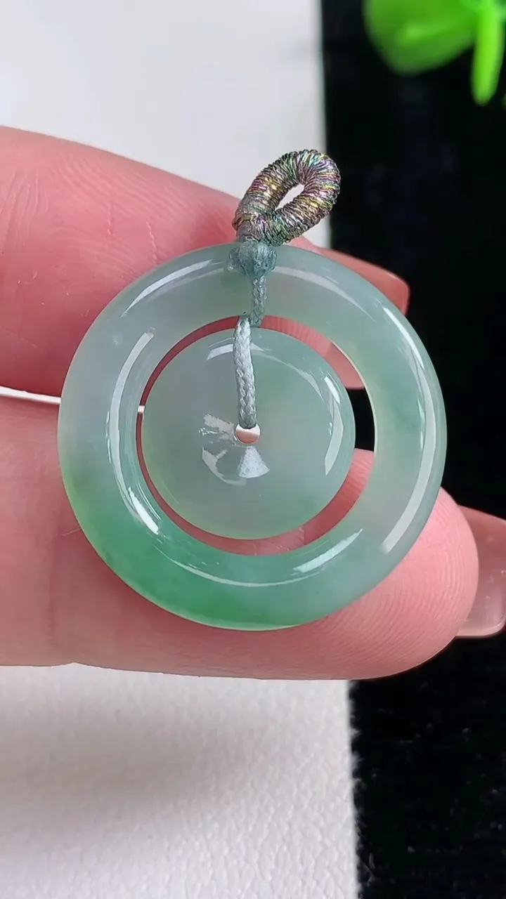 天然A货翡翠母子平安扣吊坠，尺寸24.3-2.9，重量:3.45g
12月15日