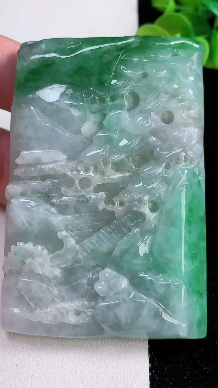 天然A货翡翠山水牌吊坠，尺寸75.6-50-9，重:88.75g
12月15日