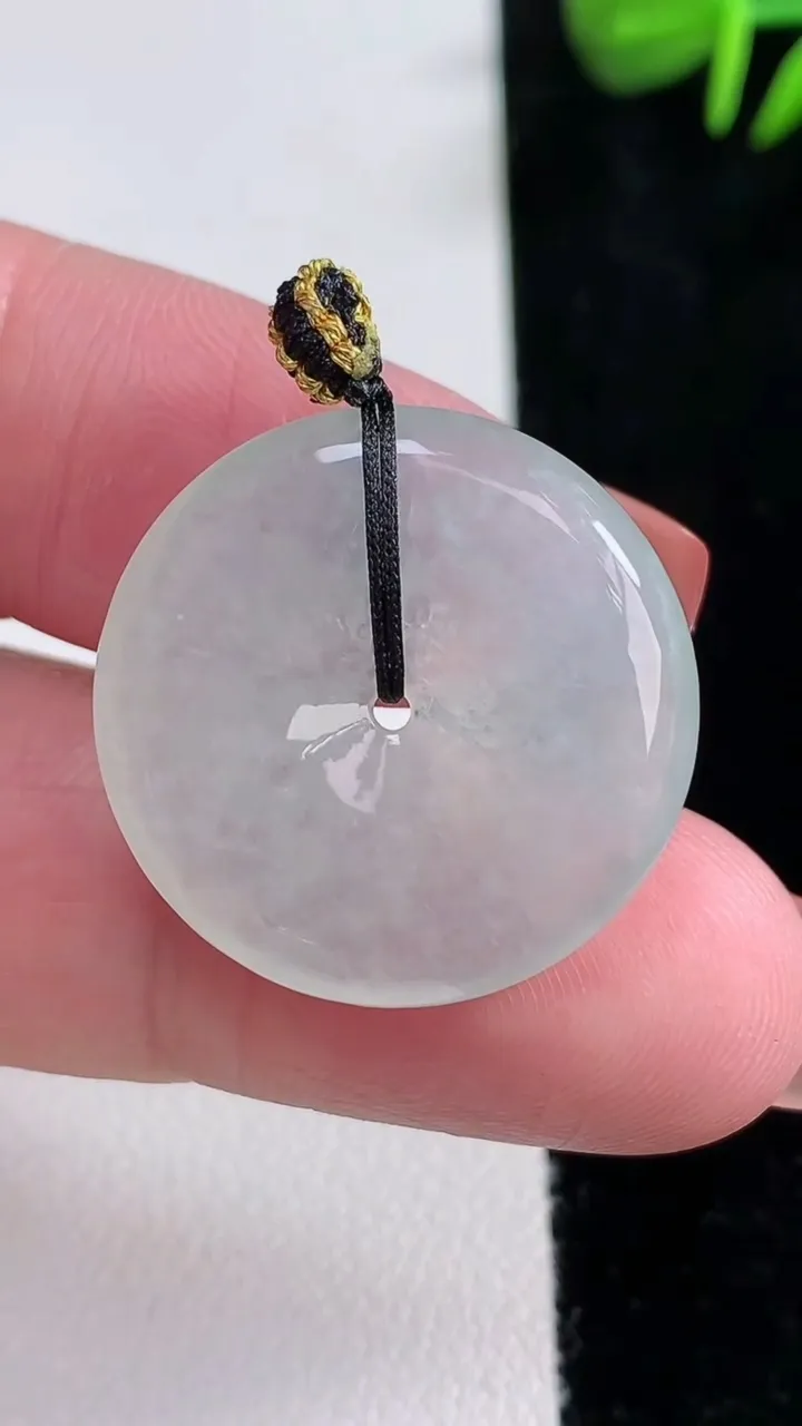 天然A货翡翠平安扣吊坠，尺寸24.2-5，重量:6.43g
12月15日