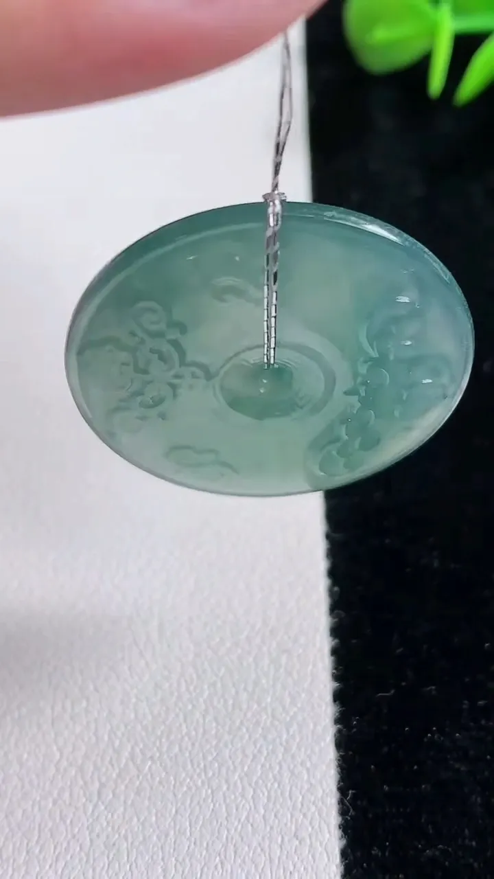 天然A货翡翠蓝水复古平安扣吊坠，尺寸30.6-4.4，重量:9.30g
12月15日