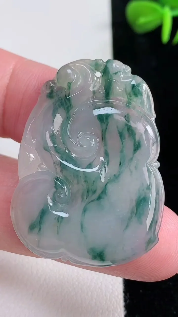 天然A货翡翠冰种飘花如意吊坠，尺寸38.2-20.6-3.8，重量:7.62g
12月15日