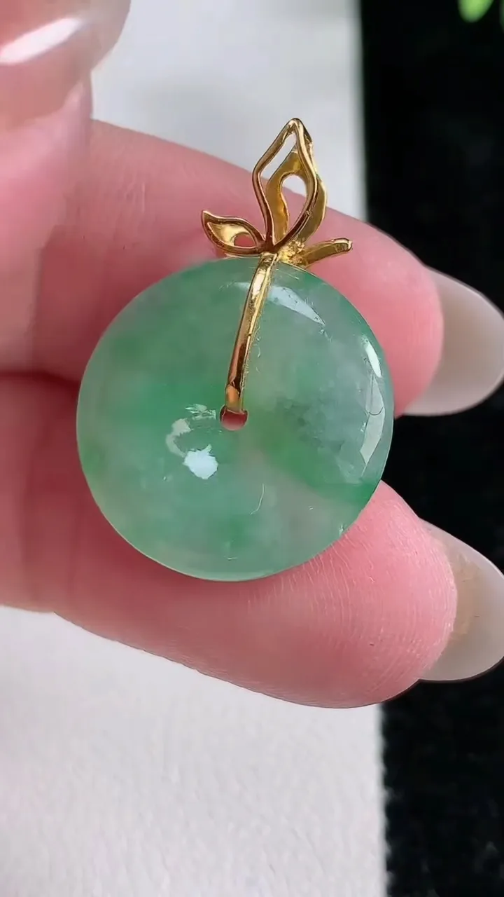 天然A货翡翠平安扣吊坠，尺寸19.1-4.7，重:3.25g
12月15日