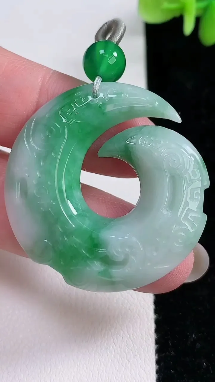 天然A货翡翠时来运转吊坠，尺寸38.6-4.3，重:10.24g
12月15日