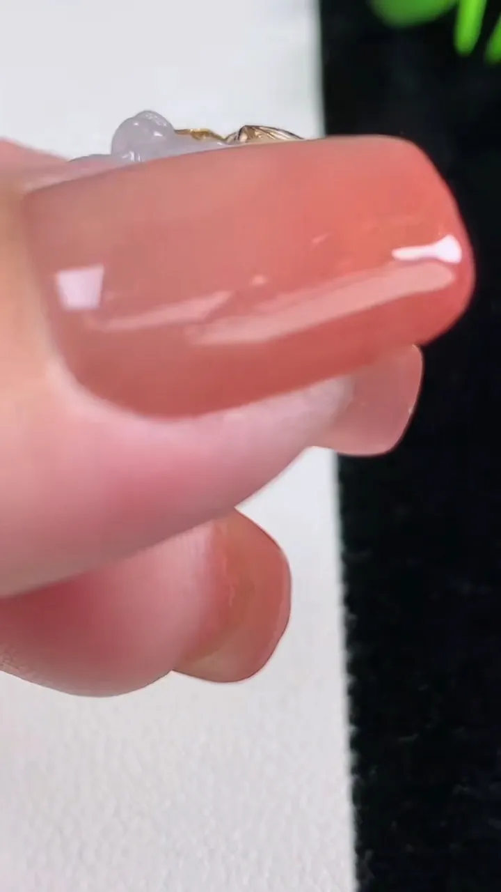 天然A货翡翠种白冰福瓜吊坠，尺寸34.7-18-10.8，重量:11.33g
12月15日