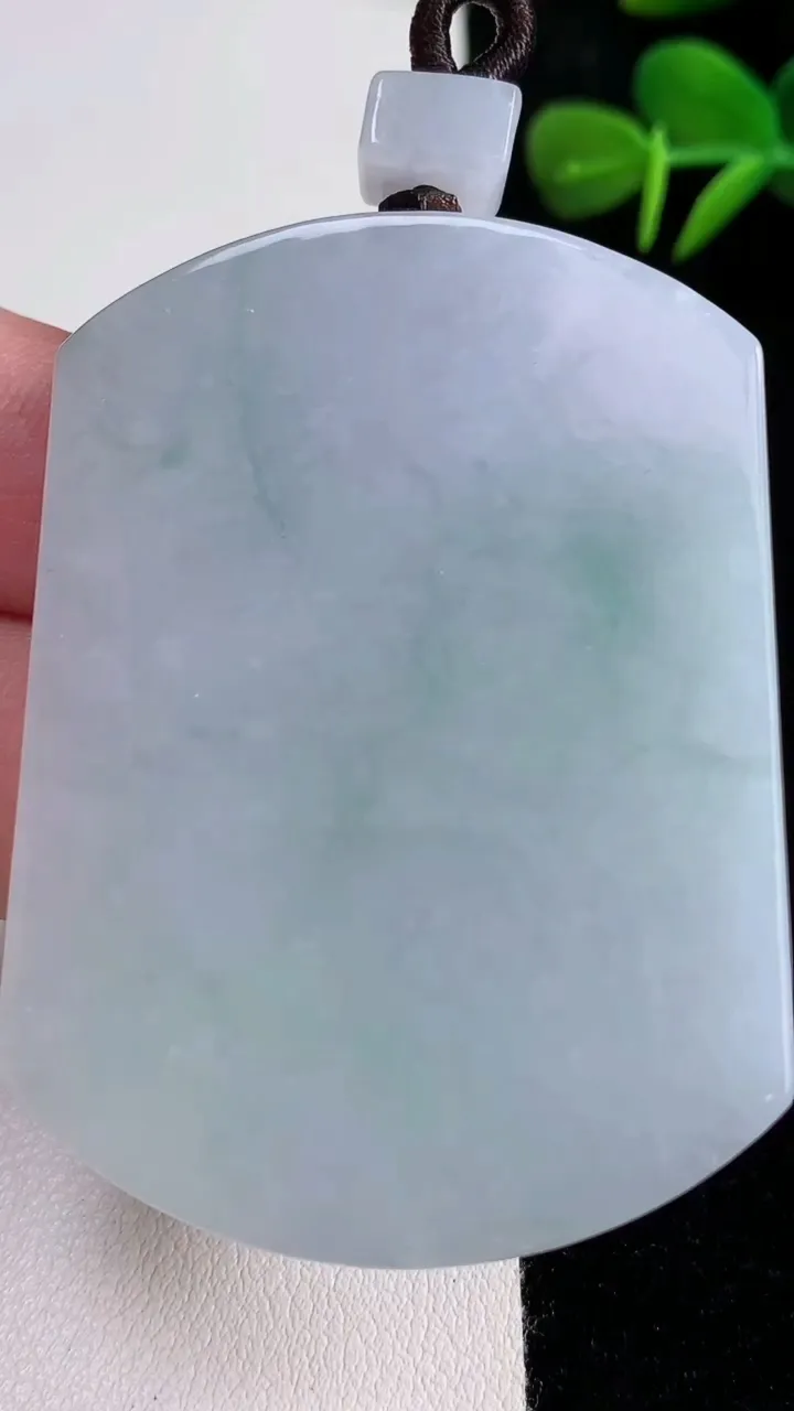 天然A货翡翠飘花无事牌吊坠，尺寸55.4-41.3-5.8，重量:41.03g
12月15日