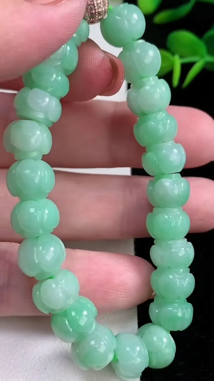 天然A货翡翠莲花手串，尺寸10-6.2-23颗，重量:35.05g12月15日
工厂直销收藏佳品,种好水足，色泽均匀，有种有色，上手高大气！