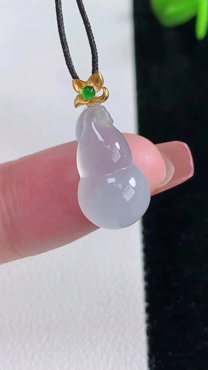 天然A货翡翠种白冰葫芦吊坠，尺寸17-10-6.4，重量:1.91g
12月15日