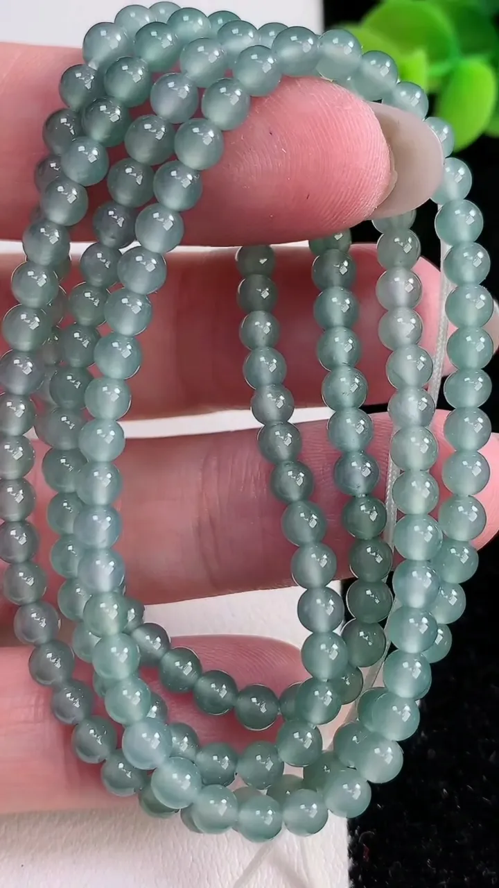天然A货翡翠小米珠项链，尺寸4-166颗，重:18.58g12月15日
工厂直销收藏佳品,种好水足，色泽均匀，有种有色，上手高大气！