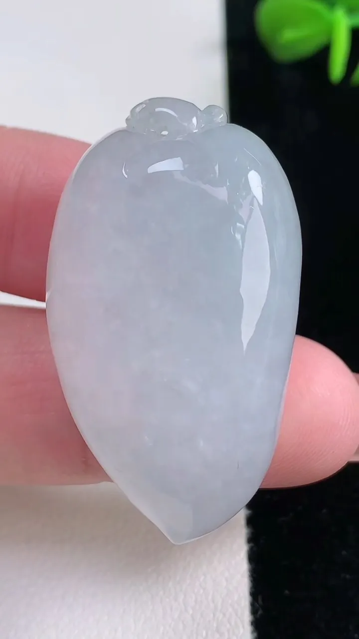 天然A货翡翠福瓜吊坠，尺寸40-23-13.8，重量:26.07g
12月15日